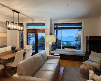 Breathtaking Oceanview Oasis in Vancouver Island 1 min walk to Rathtrevor Beach - Parksville - Living room
