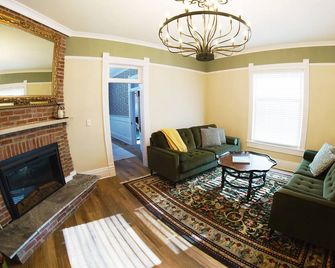 Spacious 5-bedroom Home Centrally Located-Sleeps 14! - Shelbyville - Sala de estar
