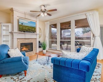 Spacious Two-Story Home in Frisco w/ EV Charger - Frisco - Living room