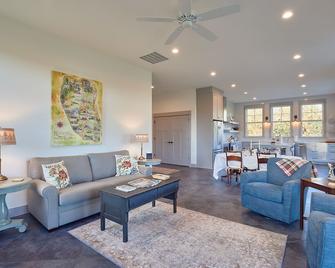 Private & Spacious Cottage Among the Vines of the Ribbon Ridge AVA - Newberg - Living room