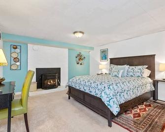 Large Seattle Abode with Unique Space - Tukwila - Bedroom