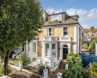 Spacious 2 Bedroom Apartment With Beautiful Garde - Hove - Building