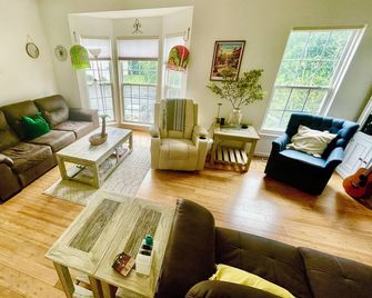 6 Minutes to Bethany Beach! Spacious, clean and well stocked 4B Townhome - Ocean View - Sala de estar
