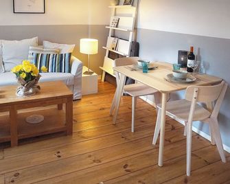 Apartment The Coast - Huisduinen - Comedor