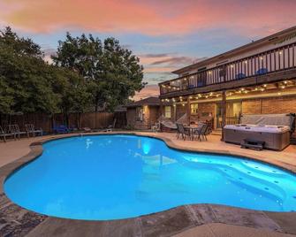 Pool, Hot Tub And Huge Game Room - Dallas - Bể bơi