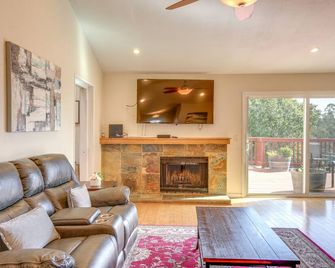 Vallejo Home w/ Spacious Deck, Hot Tub & Views - Vallejo - Living room