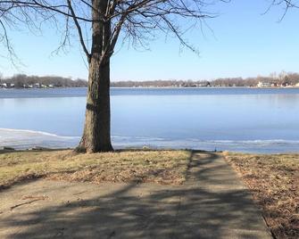 Beautiful Skinner Cottage overlooking the lake - Albion - Beach