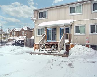 Wasaga Beach/ Blue Mountain Ski Hills/ Christmas village/ Lake Front/ - Wasaga Beach - Building