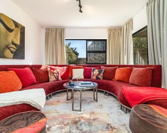 Charming Garden Cottage, Campsbay, Cape Town - Cape Town - Living room