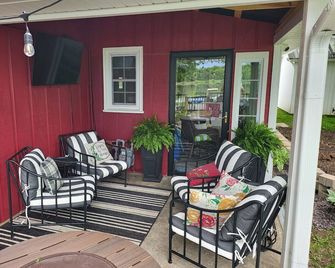 Paradise Found in Illinois - Mattoon - Патіо