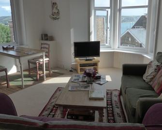 Light, Airy 1st Floor Apartment with delightful views over bay and Purbeck Hills - Swanage - Living room