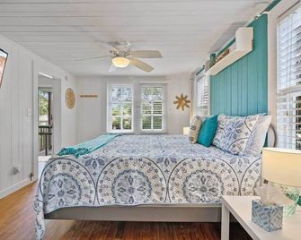 Marvelous Mermaid Bungalow, Dog-Friendly Upstairs Apt in Prime Vilano Beach - St. Augustine - Bedroom