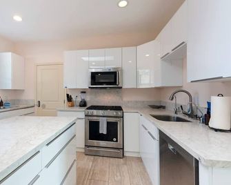 Spacious Single Level Home In Poway - Poway - Kitchen