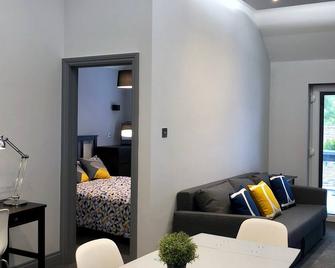 Apartment No. 2 Wrs Beaconsfield New Town Central • Easy Walk To Nfts & Station - Beaconsfield - Living room