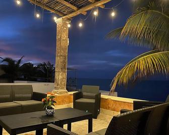 Casa Saltwater Cowboy En La Playa - Beachfront Property - Chelem - Patio