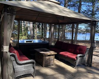 Luxury Cabin, 800+ feet frontage, 733 acre Lake, Hot tub, Pontoon, Fireplace . - Winter - Patio