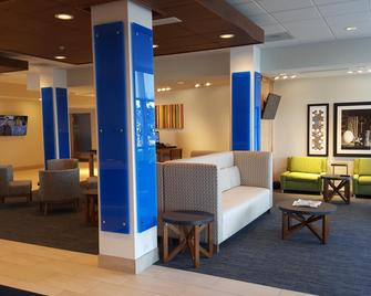 Holiday Inn Express & Suites Toledo West - Toledo - Area lounge