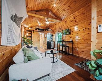 Hot Tub! Tiny House Retreat in the Woods - Stanton - Living room