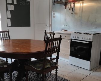 Detached house 2 large bedrooms with garden, parking, garage - 생모리스수레코테 - 다이닝룸