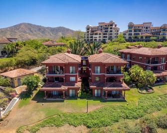 Recently Renovated Luxury Condo with Resort-Style Beach Club Access and Ocean Vi - Puerto Viejo - Edificio