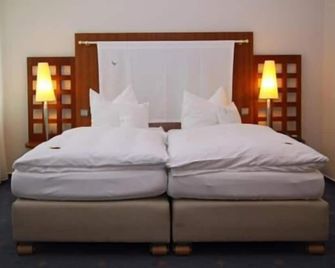 Hotel Blauer Fasan - Wiesmoor - Bedroom