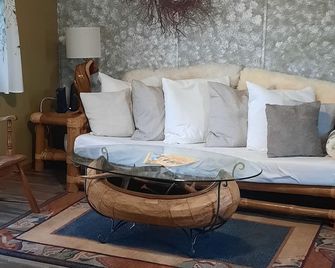 Great location off HWY 101 and close to Nestucca River - Cloverdale - Living room