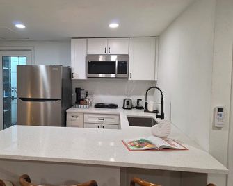 Sunnybreak –Private Studio w/Kitchen & Laundry Cozy Coastal Getaway in Holiday - Holiday - Cocina
