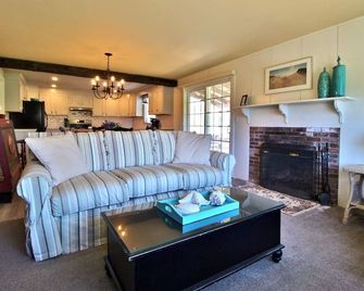 Ship's Knees Inn - Orleans - Wohnzimmer