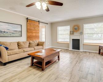 Lake Travis Access: Pet-Friendly Lago Vista Home! - Lago Vista - Huiskamer