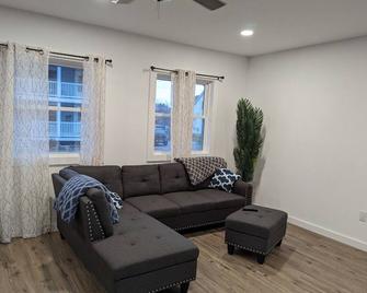 Newly Renovated 3-bedroom house within walking distance to downtown Middlebury - Middlebury - Living room