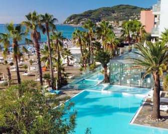 Hotel Caravelle Thalasso & Wellness - Diano Marina - Πισίνα