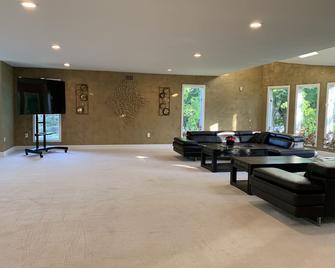 Bedi Mansion - A Family Getaway - Retreats - Fill With Lots Of Sun And Pool Time - Syosset - Lobby