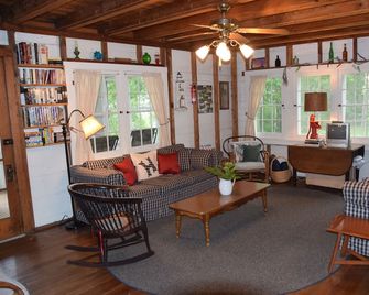 350 feet of private beach on Lake Michigan, 6 acres of privacy - Mears - Sala de estar