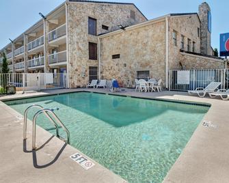 Motel 6 Dallas - Galleria - Dallas - Svømmebasseng