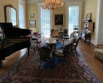 The Captain's Suite - Queen Suite at The Belmont 1857 - Greenville - Living room