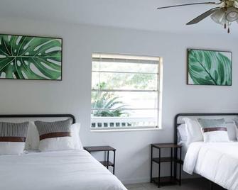 Family Home-Sleeps 20-On Beautiful 1-Acre Property - Waveland - Bedroom