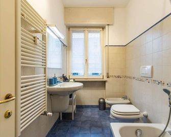 Varese Centro - Viva Apartment - Free Wifi - by Guestaly - Varese - Badkamer