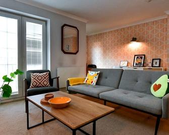 Pass the Keys Cosy 2 Bed Apartment with Parking - Cardiff - Living room