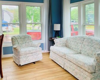 Two bedroom cottage on North Bay - North Bay - Living room