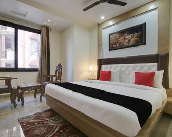 Capital O 48550 Hotel Down Town - Gwalior - Bedroom