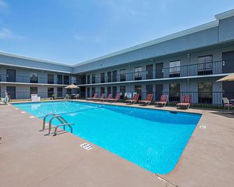 Quality Inn and Suites Greenville - Haywood Mall - Greenville - Piscina