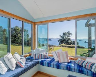 The Grandstand - Hahei Holiday Home - Hahei - Living room