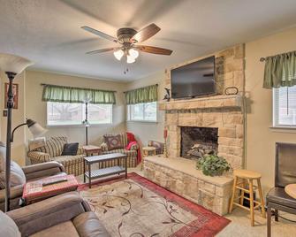 1 Mi to University of Texas Home in Richardson! - Richardson - Living room