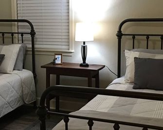 Family Guest House-Split Bedrooms - Mountain View - Habitación
