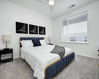 King Bed/Queen Bed - 2bed/2bth - Fishers - Bedroom