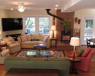 Holly House Near Beautiful Trails And River Access - Warm Springs - Living room