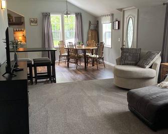 Family & pet friendly home with yard - 5 minutes from Chautauqua Lake! - Jamestown - Wohnzimmer