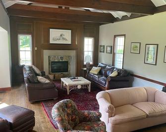 Laurel Highlands Private Estate with Barn & 80 Acres of scenic mountain trails. - Ligonier - Living room