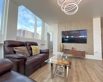 City Centre - Sleeps 4 & Free Parking - Birmingham - Living room