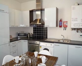Pleasant holiday home with 3 bedrooms for 6 persons - Castlemartyr - Kitchen